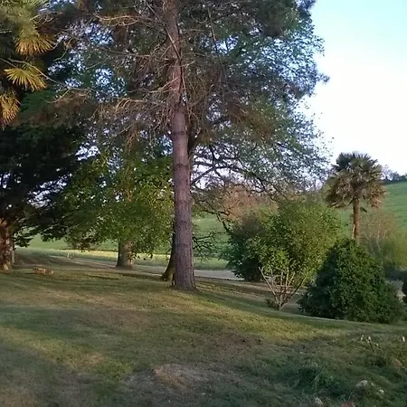 Le Logis Du Pradet לינה וארוחת בוקר