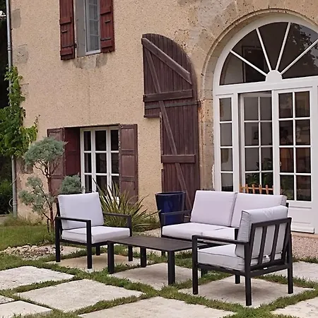 לינה וארוחת בוקר Le Logis Du Pradet 3*