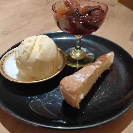 Le Logis Du Pradet Bed and breakfast